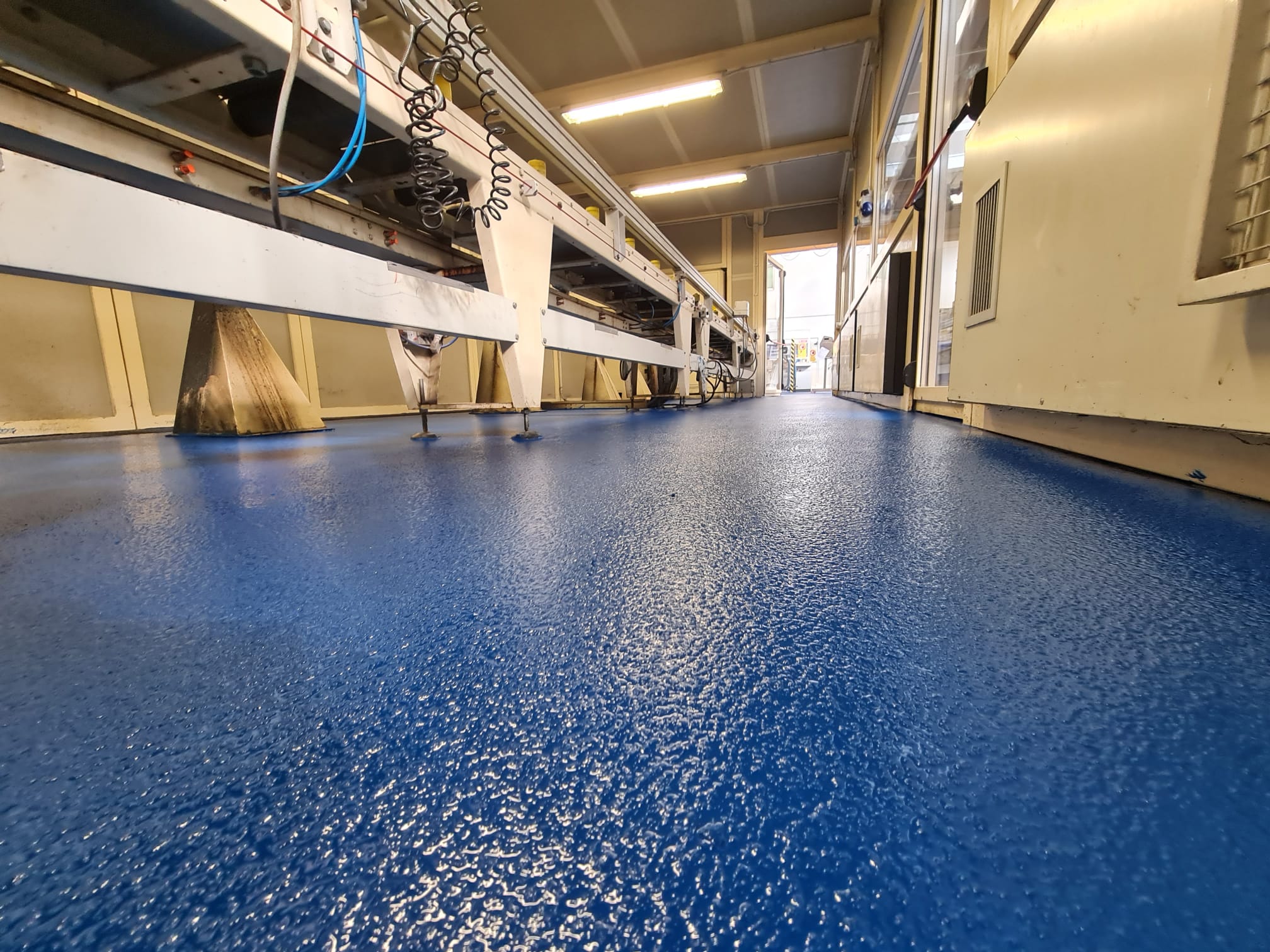 J-108-AS COVER EPOXY 2K ANTISCIVOLO - RESINEITALIA - RESINE PER PAVIMENTI  CIVILI E INDUSTRIALI JUMBO PAINT